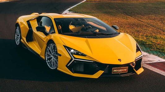 El niño prodigio de 5 años que conduce un Lamborghini Revuelto a 312 km/h