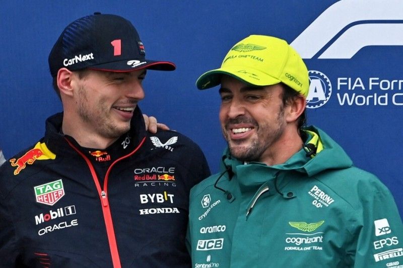 Fernando Alonso responde a las críticas de Kyle Larson sobre Max Verstappen