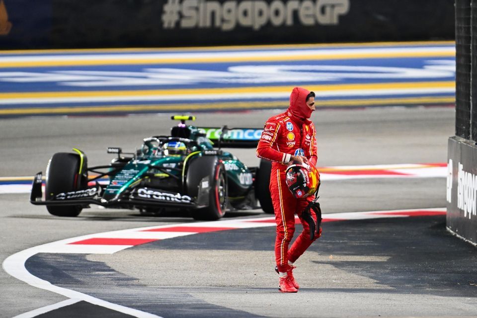 Pérdida de Control: Sainz se Enfrenta a una Posible Sanción de la FIA por Cruzar la Pista Después del Accidente en la Clasificación de Singapur