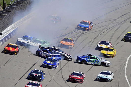 Desastre en Míchigan: Larson pierde el liderato en el Campeonato de la Copa NASCAR