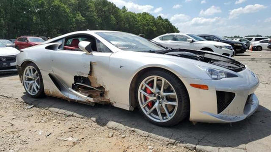 ¿Comprarías esta Lexus LFA accidentada por 630.000 euros?