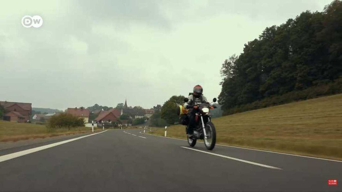 La increíble aventura de Margot: una abuela de 64 años viaja en moto desde Alemania hasta Irán