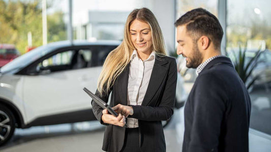 La importancia de un buen vendedor en la experiencia de compra de un auto