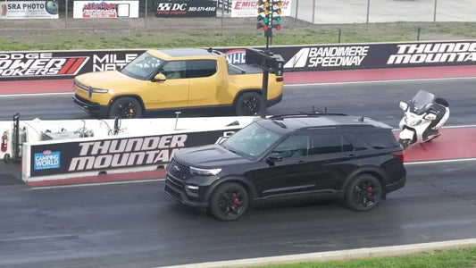 Rivian R1T vs Ford Explorer ST: una carrera de dragsters entre un pick-up eléctrico y un SUV a gasolina