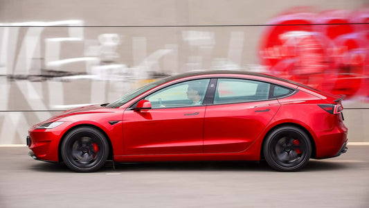 Tesla Model 3 Performance (2024) en prueba exhaustiva: ¿Una alternativa a los deportivos tradicionales?