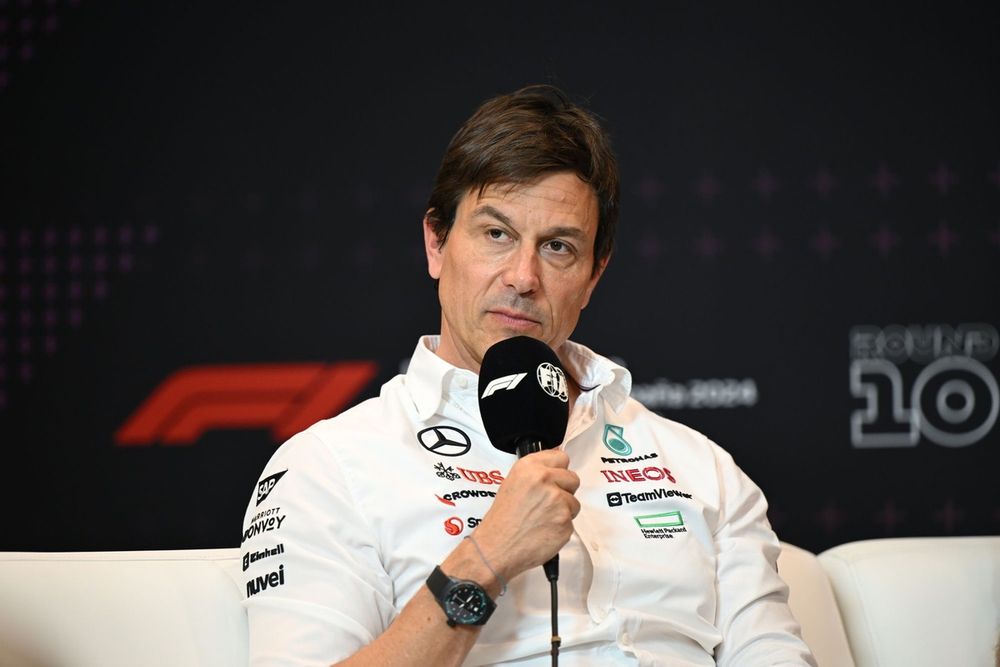 Toto Wolff confirma conversaciones con Max Verstappen para 2025