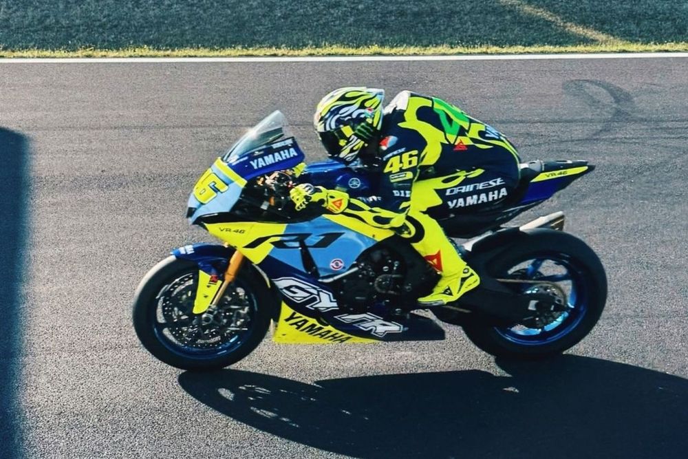 Valentino Rossi vuelve a subirse a una Yamaha en el test privado de Misano